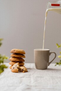 牛奶配饼干的惬意时光