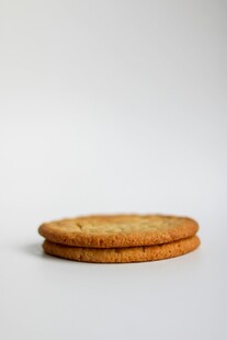 两片美味圆形饼干
