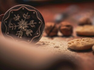 雪花图案饼干与烘焙食材
