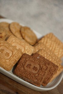 美味饼干摆放在盘中