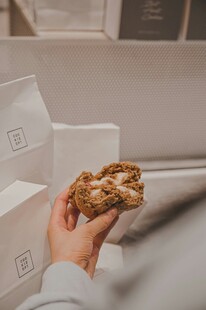 手持美味酥脆面包特写