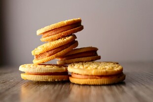 堆叠的美味夹心饼干