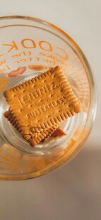 玻璃杯中的美味威化饼干