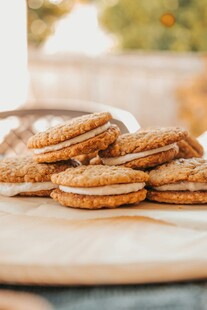 美味夹心饼干堆叠展示