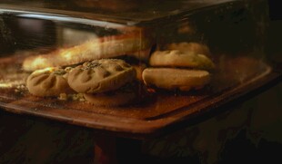 美味烤物摆于木盘之上