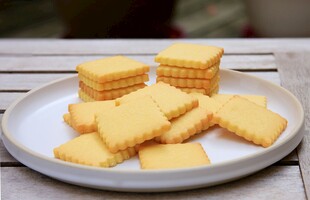 美味方形饼干摆于盘中