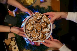 众人共持一盘美味饼干