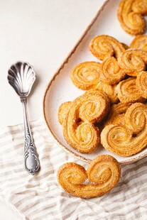 美味蝴蝶酥摆放在盘中