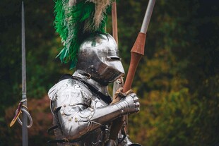 中世纪盔甲战士持长枪