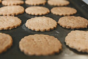 烤盘上的美味自制小饼干