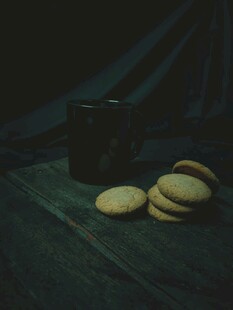 暗色背景下的饼干与物件