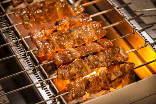 炭火上的美味烤肉