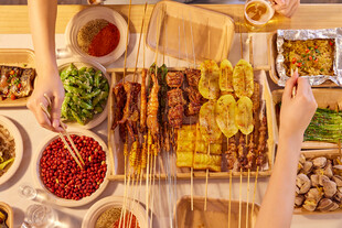 丰盛烧烤美食诱人场景