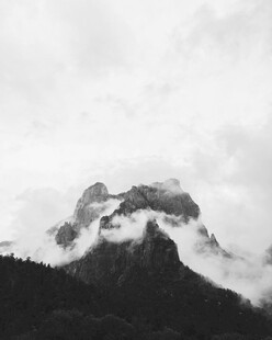 云雾缭绕的巍峨山峰