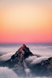 日出云海中的巍峨山峰