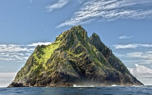 海中孤峰绿岛