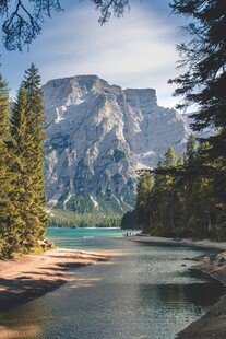 山间湖畔美景