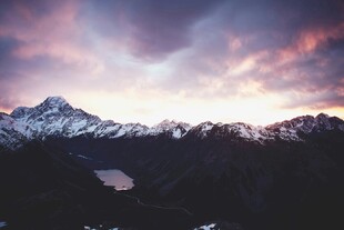 壮丽雪山与绚烂天空景观