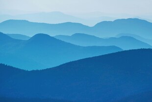 蓝色层峦山脉美景