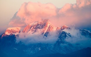 壮丽雪山映霞光