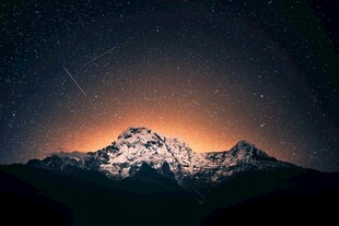 星空下的巍峨雪山