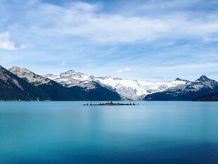 蓝色湖泊与远处雪山美景