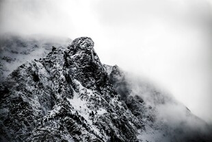云雾缭绕的巍峨山峰