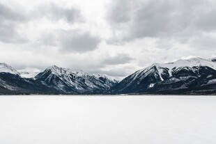雪山下的平静湖面
