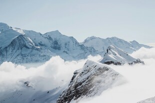 雪山云海壮丽景观
