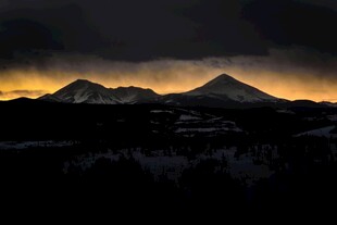黄昏下的壮丽山峦景色