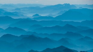蓝色山峦景观