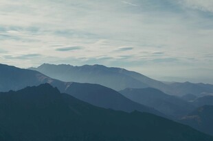 连绵山峦云雾间美景