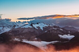 壮丽雪山日出美景