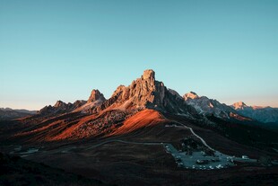 壮丽山景日出时分