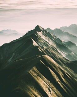 巍峨高山云雾缭绕之景