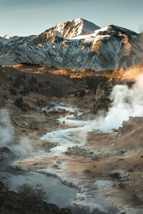 山间热泉与壮丽雪山景观
