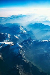 高空俯瞰壮丽雪山景观
