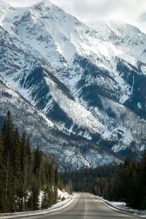 雪山下的公路美景