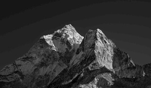 巍峨雪山壮丽景致