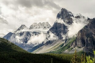 巍峨雪山云雾缭绕之景