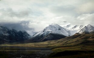 壮丽雪山下的广袤原野
