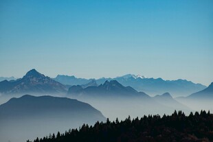 山峦云海间的壮美景色