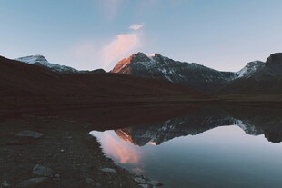 雪山倒映于静谧湖面
