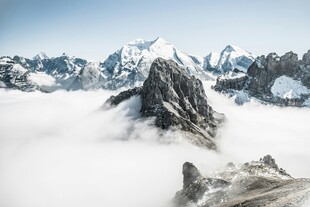 云海中的巍峨雪山