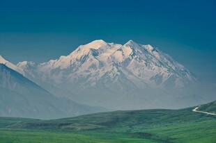 壮丽雪山下的翠绿原野