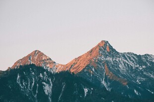 夕阳下的壮丽雪山