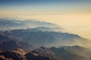壮丽群山日出美景