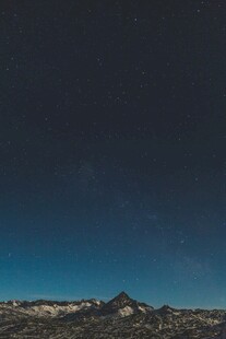 夜空下的山峦美景