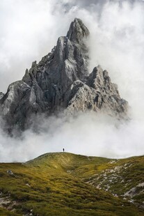 云雾缭绕的巍峨山峰