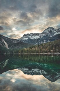 湖光山色中的静谧山水景